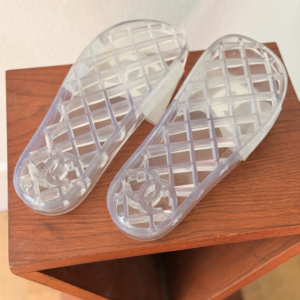 CHANEL Transparent Slides with White Logo - Picture 4 of 5
